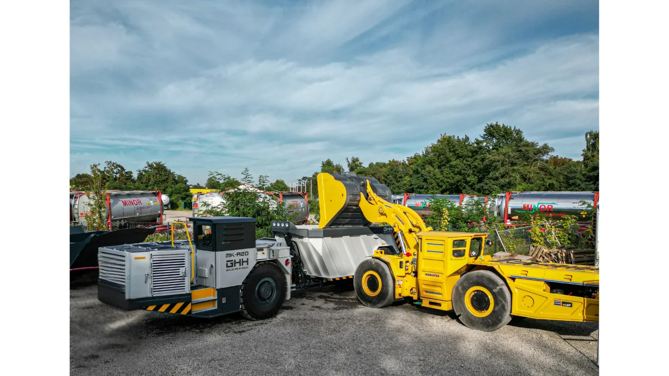 Compressor unit and wheel loader at an excavation site
